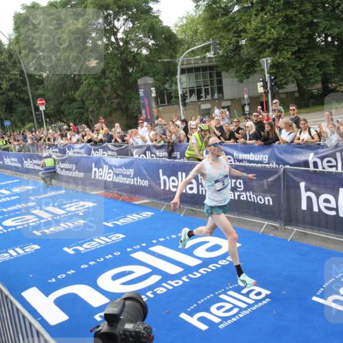 29.06.2025 - hella hamburg halbmarathon Michael Strokosch http://msf.ph/oto/8535245 29.06.2025 10:02:32 Ziel  meine-sportfotos.de