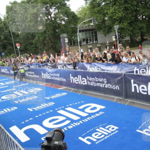 29.06.2025 - hella hamburg halbmarathon Michael Strokosch http://msf.ph/oto/8535246 29.06.2025 10:02:35 Ziel  meine-sportfotos.de