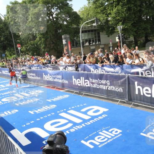 29.06.2025 - hella hamburg halbmarathon Michael Strokosch http://msf.ph/oto/8535248 29.06.2025 10:02:48 Ziel  meine-sportfotos.de