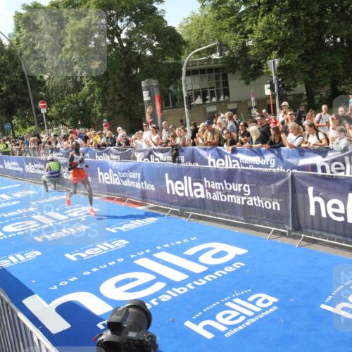 29.06.2025 - hella hamburg halbmarathon Michael Strokosch http://msf.ph/oto/8535250 29.06.2025 10:02:49 Ziel  meine-sportfotos.de