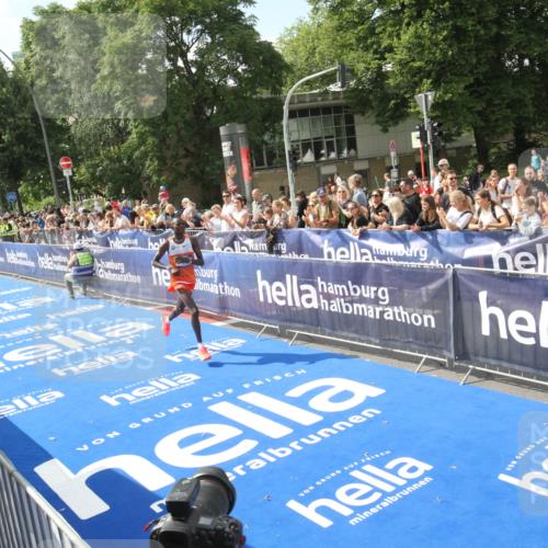 29.06.2025 - hella hamburg halbmarathon Michael Strokosch http://msf.ph/oto/8535251 29.06.2025 10:02:49 Ziel  meine-sportfotos.de