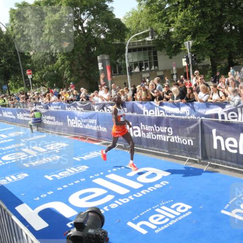 29.06.2025 - hella hamburg halbmarathon Michael Strokosch http://msf.ph/oto/8535252 29.06.2025 10:02:49 Ziel  meine-sportfotos.de