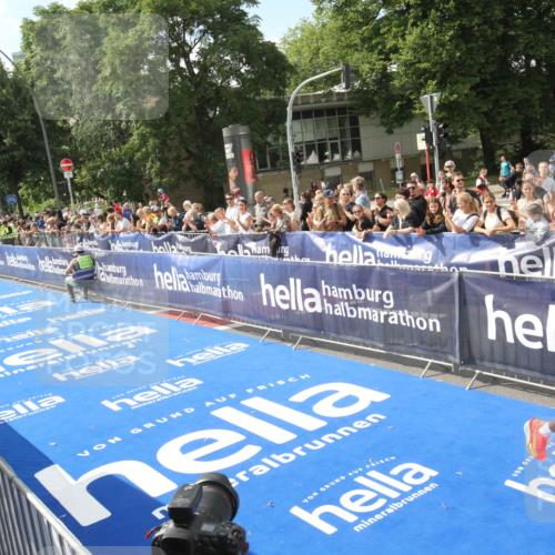 29.06.2025 - hella hamburg halbmarathon Michael Strokosch http://msf.ph/oto/8535254 29.06.2025 10:02:50 Ziel  meine-sportfotos.de