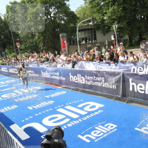 29.06.2025 - hella hamburg halbmarathon Michael Strokosch http://msf.ph/oto/8535256 29.06.2025 10:03:00 Ziel  meine-sportfotos.de