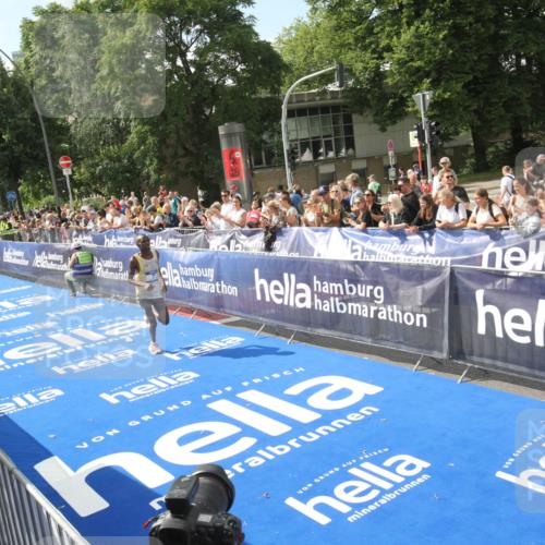 29.06.2025 - hella hamburg halbmarathon Michael Strokosch http://msf.ph/oto/8535257 29.06.2025 10:03:00 Ziel  meine-sportfotos.de