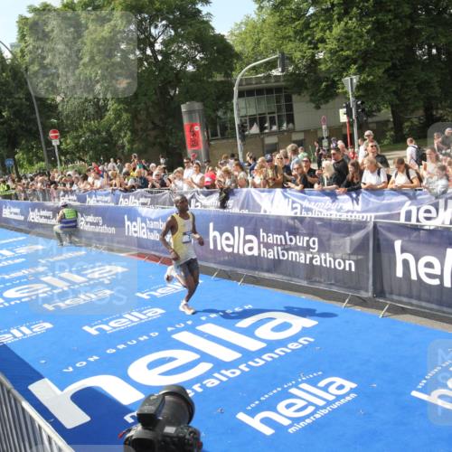 29.06.2025 - hella hamburg halbmarathon Michael Strokosch http://msf.ph/oto/8535258 29.06.2025 10:03:00 Ziel  meine-sportfotos.de