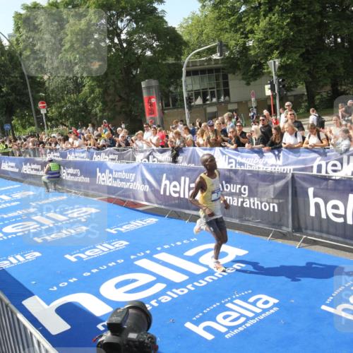 29.06.2025 - hella hamburg halbmarathon Michael Strokosch http://msf.ph/oto/8535259 29.06.2025 10:03:01 Ziel  meine-sportfotos.de