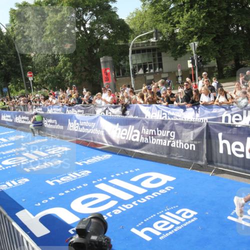 29.06.2025 - hella hamburg halbmarathon Michael Strokosch http://msf.ph/oto/8535260 29.06.2025 10:03:01 Ziel  meine-sportfotos.de