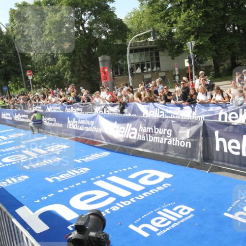 29.06.2025 - hella hamburg halbmarathon Michael Strokosch http://msf.ph/oto/8535261 29.06.2025 10:03:02 Ziel  meine-sportfotos.de