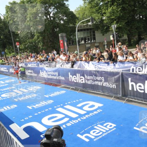 29.06.2025 - hella hamburg halbmarathon Michael Strokosch http://msf.ph/oto/8535264 29.06.2025 10:03:06 Ziel  meine-sportfotos.de