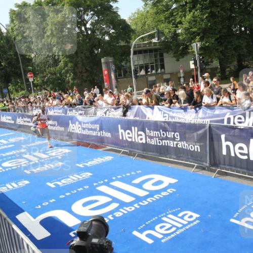 29.06.2025 - hella hamburg halbmarathon Michael Strokosch http://msf.ph/oto/8535265 29.06.2025 10:03:06 Ziel  meine-sportfotos.de