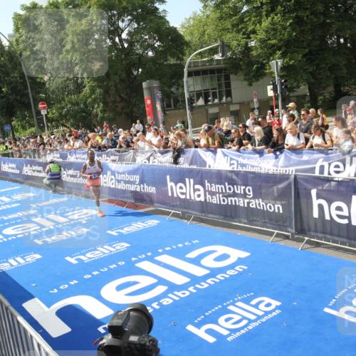 29.06.2025 - hella hamburg halbmarathon Michael Strokosch http://msf.ph/oto/8535266 29.06.2025 10:03:06 Ziel  meine-sportfotos.de