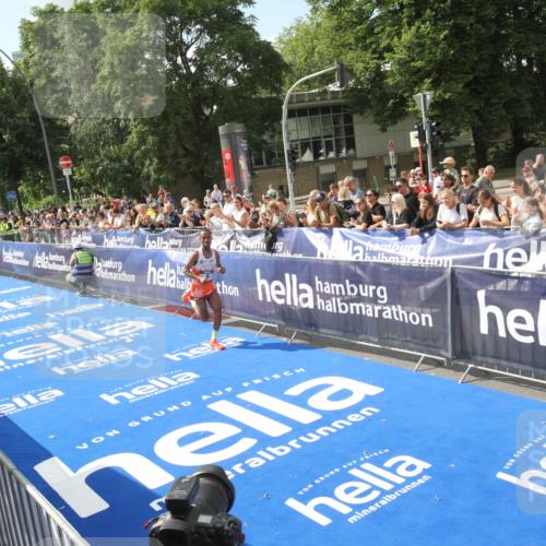 29.06.2025 - hella hamburg halbmarathon Michael Strokosch http://msf.ph/oto/8535267 29.06.2025 10:03:07 Ziel  meine-sportfotos.de