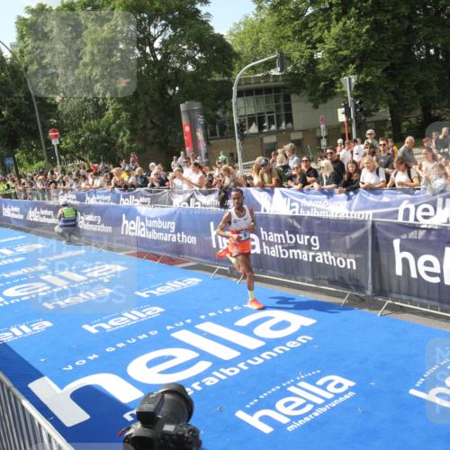 29.06.2025 - hella hamburg halbmarathon Michael Strokosch http://msf.ph/oto/8535268 29.06.2025 10:03:07 Ziel  meine-sportfotos.de