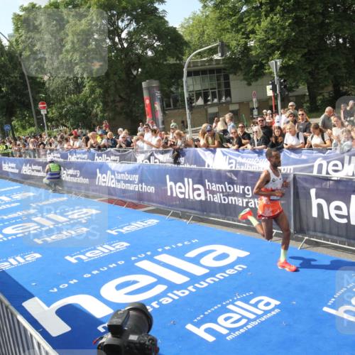 29.06.2025 - hella hamburg halbmarathon Michael Strokosch http://msf.ph/oto/8535269 29.06.2025 10:03:07 Ziel  meine-sportfotos.de