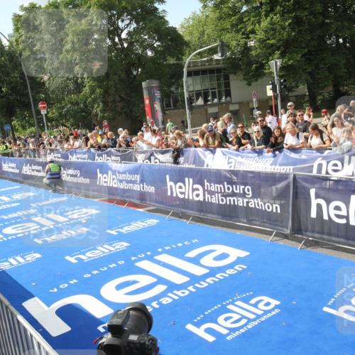 29.06.2025 - hella hamburg halbmarathon Michael Strokosch http://msf.ph/oto/8535270 29.06.2025 10:03:08 Ziel  meine-sportfotos.de