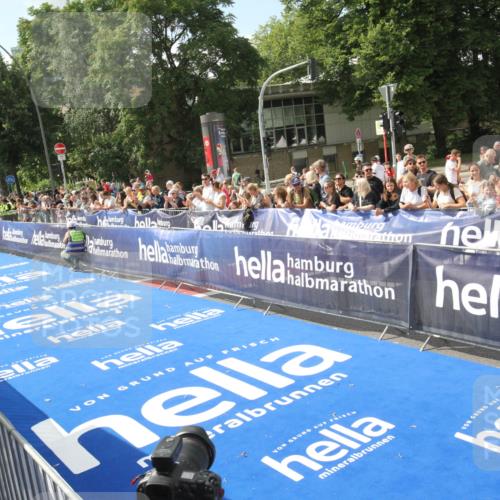 29.06.2025 - hella hamburg halbmarathon Michael Strokosch http://msf.ph/oto/8535271 29.06.2025 10:03:08 Ziel  meine-sportfotos.de