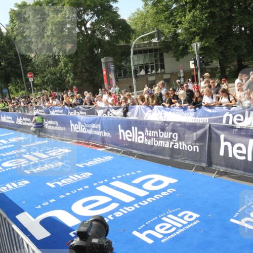 29.06.2025 - hella hamburg halbmarathon Michael Strokosch http://msf.ph/oto/8535272 29.06.2025 10:03:08 Ziel  meine-sportfotos.de