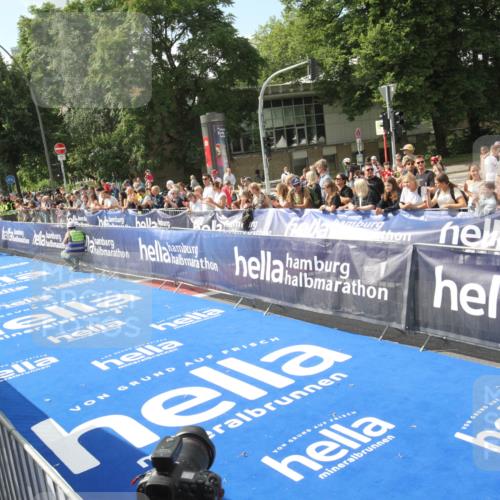 29.06.2025 - hella hamburg halbmarathon Michael Strokosch http://msf.ph/oto/8535273 29.06.2025 10:03:09 Ziel  meine-sportfotos.de