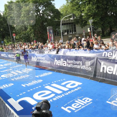 29.06.2025 - hella hamburg halbmarathon Michael Strokosch http://msf.ph/oto/8535274 29.06.2025 10:03:11 Ziel  meine-sportfotos.de