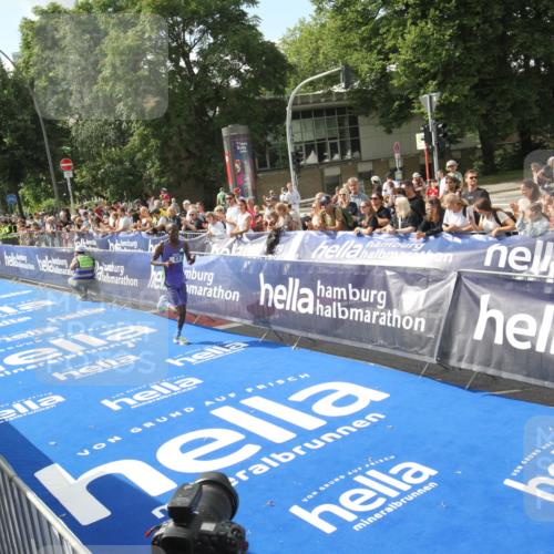 29.06.2025 - hella hamburg halbmarathon Michael Strokosch http://msf.ph/oto/8535275 29.06.2025 10:03:11 Ziel  meine-sportfotos.de