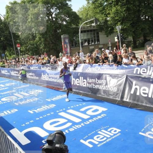 29.06.2025 - hella hamburg halbmarathon Michael Strokosch http://msf.ph/oto/8535276 29.06.2025 10:03:12 Ziel  meine-sportfotos.de