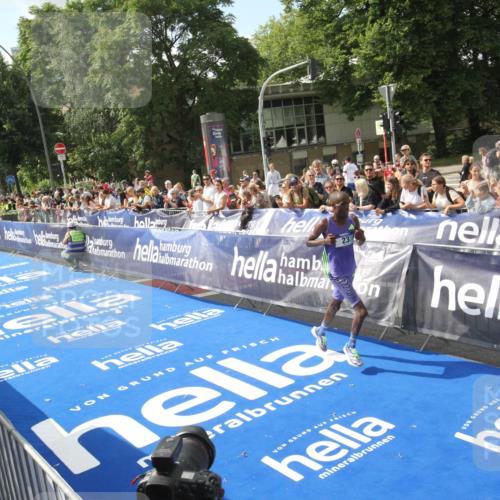 29.06.2025 - hella hamburg halbmarathon Michael Strokosch http://msf.ph/oto/8535277 29.06.2025 10:03:12 Ziel  meine-sportfotos.de