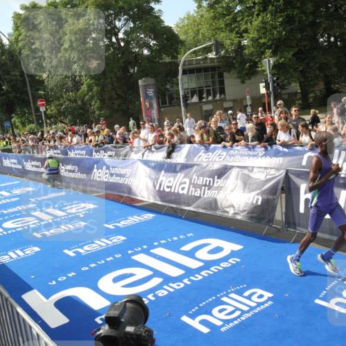 29.06.2025 - hella hamburg halbmarathon Michael Strokosch http://msf.ph/oto/8535278 29.06.2025 10:03:12 Ziel  meine-sportfotos.de