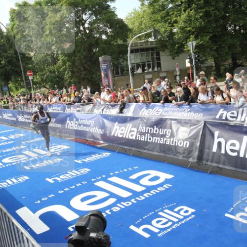 29.06.2025 - hella hamburg halbmarathon Michael Strokosch http://msf.ph/oto/8535279 29.06.2025 10:03:17 Ziel  meine-sportfotos.de