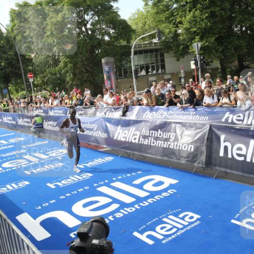 29.06.2025 - hella hamburg halbmarathon Michael Strokosch http://msf.ph/oto/8535280 29.06.2025 10:03:17 Ziel  meine-sportfotos.de