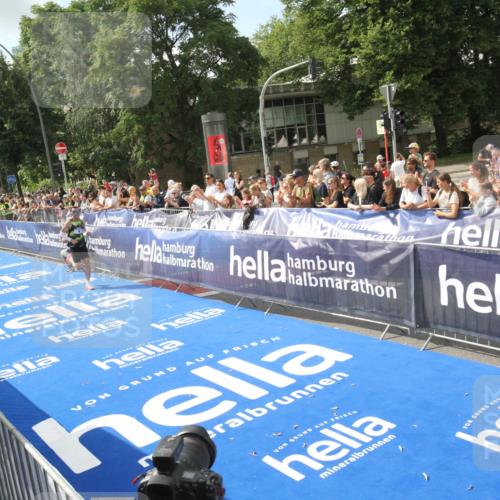 29.06.2025 - hella hamburg halbmarathon Michael Strokosch http://msf.ph/oto/8535281 29.06.2025 10:03:48 Ziel  meine-sportfotos.de