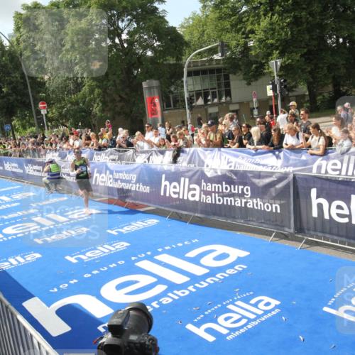 29.06.2025 - hella hamburg halbmarathon Michael Strokosch http://msf.ph/oto/8535282 29.06.2025 10:03:48 Ziel  meine-sportfotos.de
