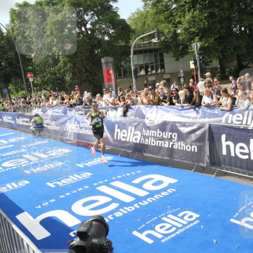 29.06.2025 - hella hamburg halbmarathon Michael Strokosch http://msf.ph/oto/8535283 29.06.2025 10:03:48 Ziel  meine-sportfotos.de