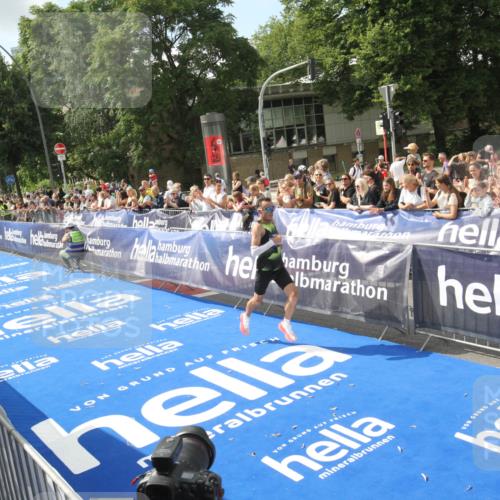 29.06.2025 - hella hamburg halbmarathon Michael Strokosch http://msf.ph/oto/8535284 29.06.2025 10:03:49 Ziel  meine-sportfotos.de