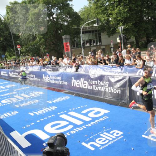 29.06.2025 - hella hamburg halbmarathon Michael Strokosch http://msf.ph/oto/8535285 29.06.2025 10:03:49 Ziel  meine-sportfotos.de