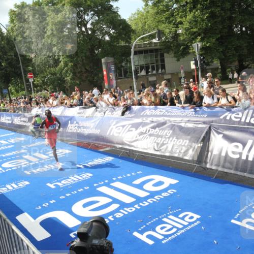 29.06.2025 - hella hamburg halbmarathon Michael Strokosch http://msf.ph/oto/8535290 29.06.2025 10:03:58 Ziel  meine-sportfotos.de