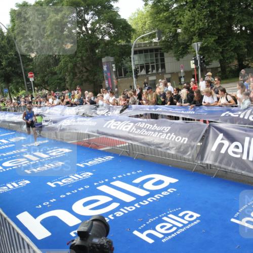 29.06.2025 - hella hamburg halbmarathon Michael Strokosch http://msf.ph/oto/8535291 29.06.2025 10:04:10 Ziel  meine-sportfotos.de