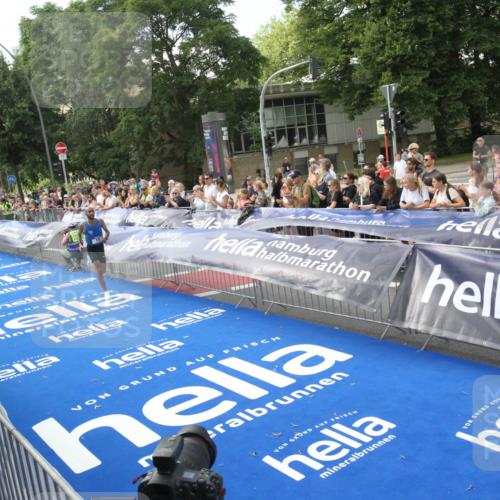 29.06.2025 - hella hamburg halbmarathon Michael Strokosch http://msf.ph/oto/8535292 29.06.2025 10:04:11 Ziel  meine-sportfotos.de