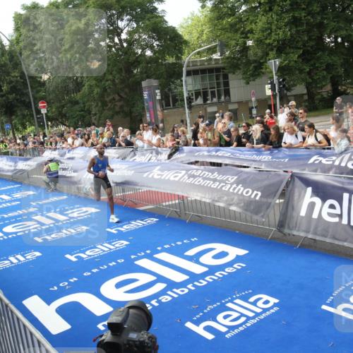 29.06.2025 - hella hamburg halbmarathon Michael Strokosch http://msf.ph/oto/8535293 29.06.2025 10:04:11 Ziel  meine-sportfotos.de