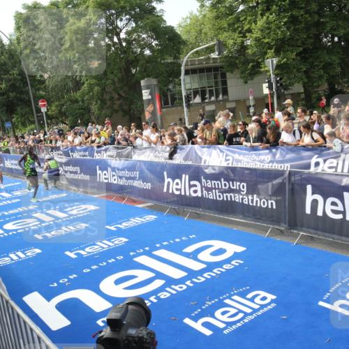 29.06.2025 - hella hamburg halbmarathon Michael Strokosch http://msf.ph/oto/8535295 29.06.2025 10:04:26 Ziel  meine-sportfotos.de