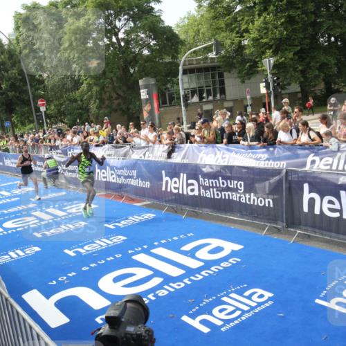 29.06.2025 - hella hamburg halbmarathon Michael Strokosch http://msf.ph/oto/8535297 29.06.2025 10:04:27 Ziel  meine-sportfotos.de
