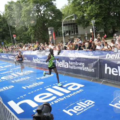 29.06.2025 - hella hamburg halbmarathon Michael Strokosch http://msf.ph/oto/8535298 29.06.2025 10:04:27 Ziel  meine-sportfotos.de