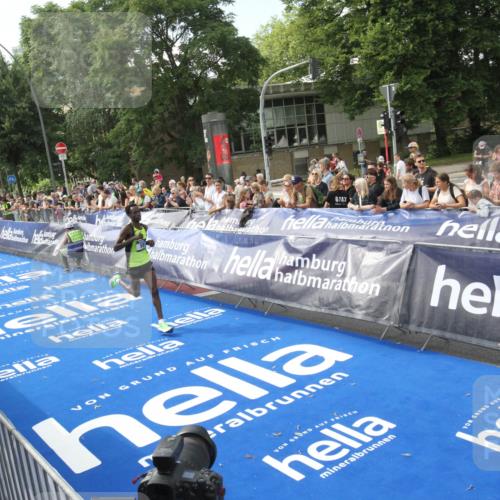29.06.2025 - hella hamburg halbmarathon Michael Strokosch http://msf.ph/oto/8535301 29.06.2025 10:04:32 Ziel  meine-sportfotos.de