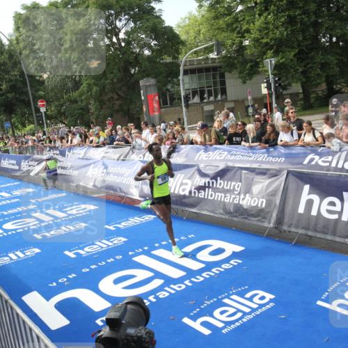 29.06.2025 - hella hamburg halbmarathon Michael Strokosch http://msf.ph/oto/8535302 29.06.2025 10:04:33 Ziel  meine-sportfotos.de