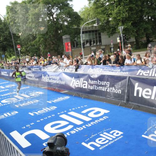 29.06.2025 - hella hamburg halbmarathon Michael Strokosch http://msf.ph/oto/8535303 29.06.2025 10:04:35 Ziel  meine-sportfotos.de