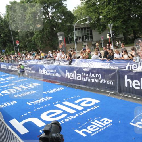 29.06.2025 - hella hamburg halbmarathon Michael Strokosch http://msf.ph/oto/8535308 29.06.2025 10:05:12 Ziel  meine-sportfotos.de