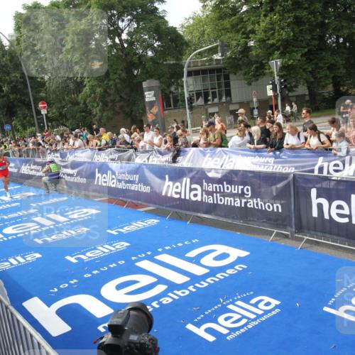 29.06.2025 - hella hamburg halbmarathon Michael Strokosch http://msf.ph/oto/8535309 29.06.2025 10:05:13 Ziel  meine-sportfotos.de