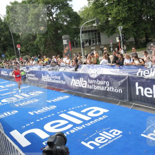 29.06.2025 - hella hamburg halbmarathon Michael Strokosch http://msf.ph/oto/8535311 29.06.2025 10:05:13 Ziel  meine-sportfotos.de