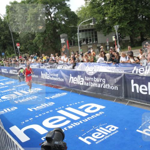 29.06.2025 - hella hamburg halbmarathon Michael Strokosch http://msf.ph/oto/8535312 29.06.2025 10:05:14 Ziel  meine-sportfotos.de