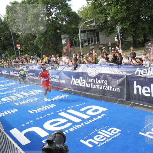 29.06.2025 - hella hamburg halbmarathon Michael Strokosch http://msf.ph/oto/8535313 29.06.2025 10:05:14 Ziel  meine-sportfotos.de